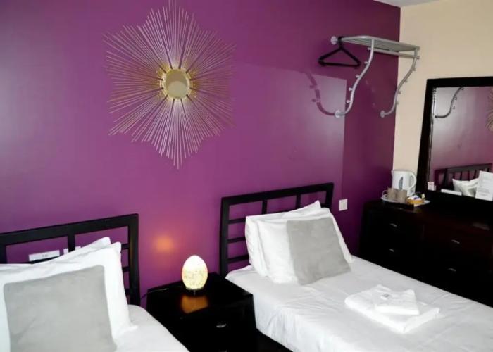 OYO Go2 Gloucester Hotel