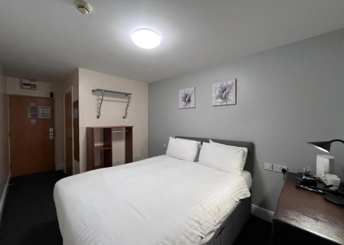 OYO Go2 Gloucester Hotel