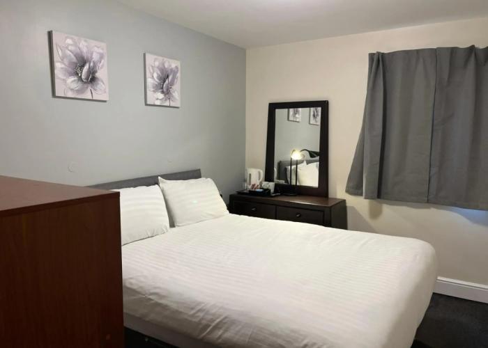 OYO Go2 Gloucester Hotel