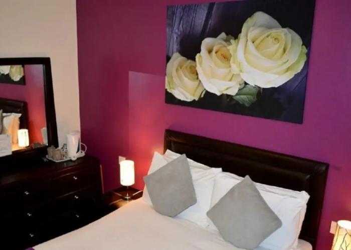 OYO Go2 Gloucester Hotel