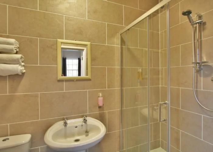 Central Hotel Gloucester by Roomsbooked