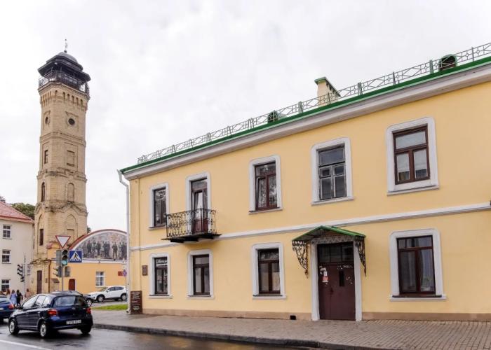 EvroUjut Prostornye chetyrehkomnatnye apartamenty v centre Apartments