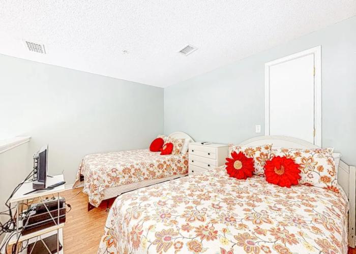 Direct Gulf Front Condo With Resort Pools With Hot Tubs - Steps to Beach