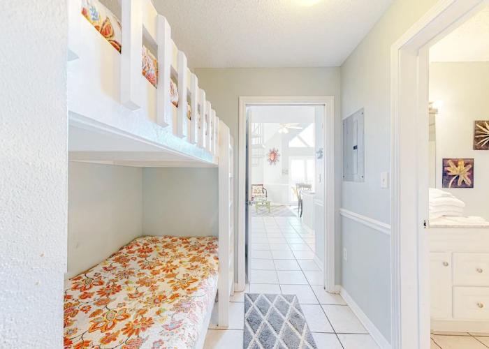 Direct Gulf Front Condo With Resort Pools With Hot Tubs - Steps to Beach