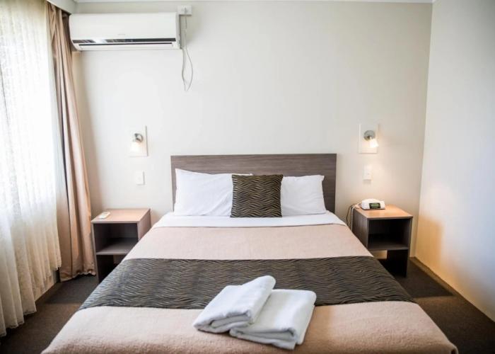 Lilac City Motor Inn & Steakhouse