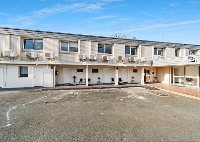 Carlton Suites