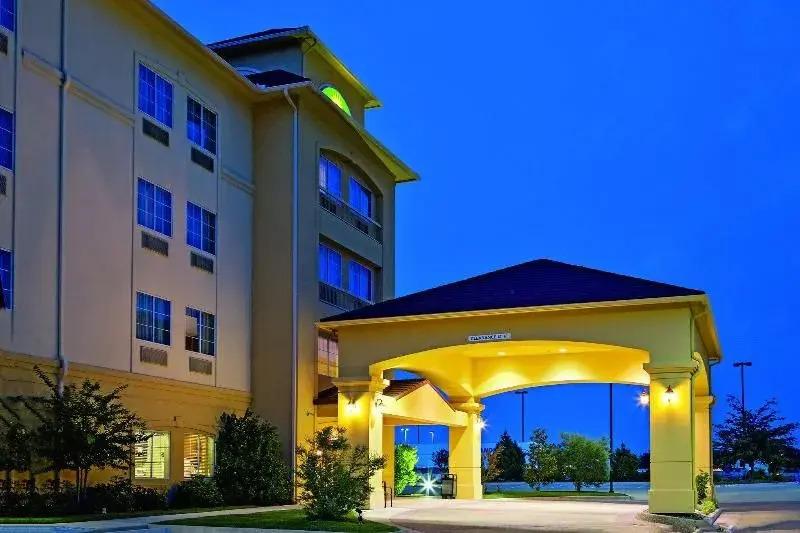 La Quinta Inn & Suites by Wyndham Fort Worth NE Mall