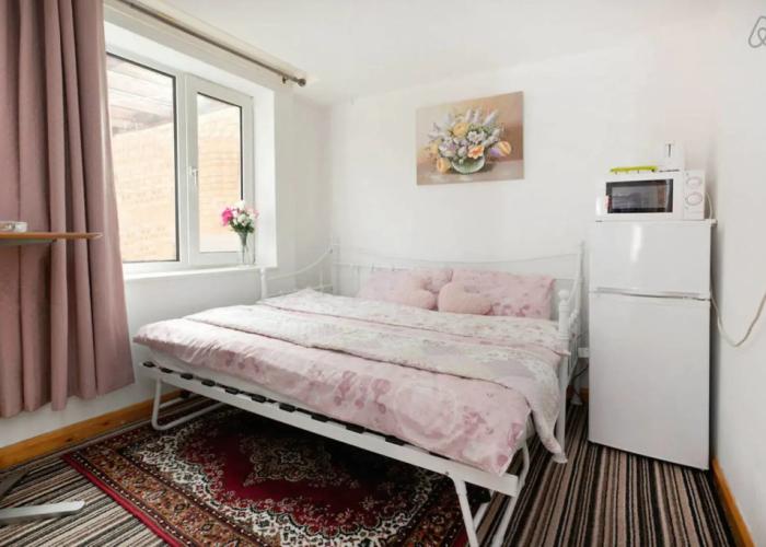 Two bedrooms self-contained flat with Free Parking - Flat 2
