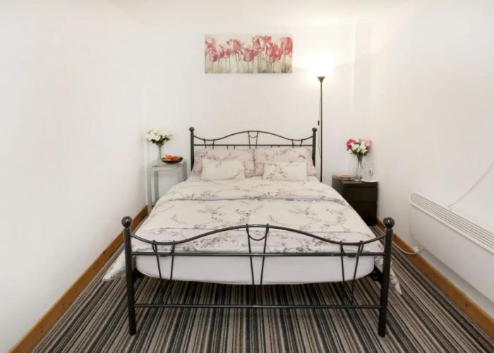 Two bedrooms self-contained flat with Free Parking - Flat 2