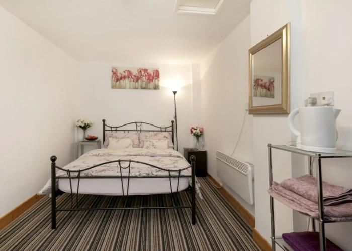 Two bedrooms self-contained flat with Free Parking - Flat 2