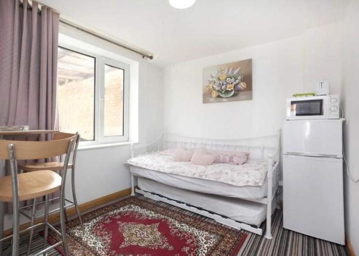 Two bedrooms self-contained flat with Free Parking - Flat 2