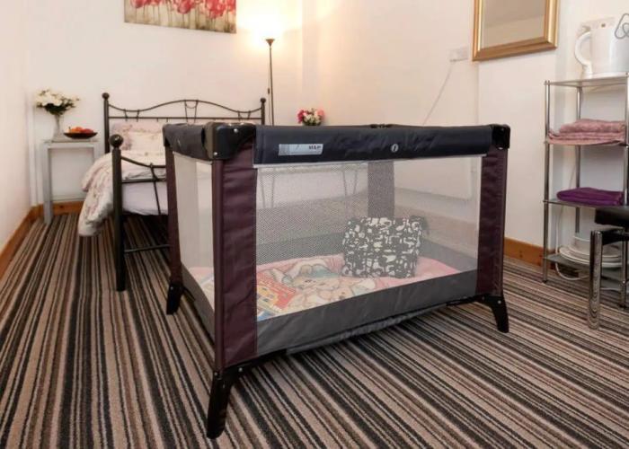 Two bedrooms self-contained flat with Free Parking - Flat 2