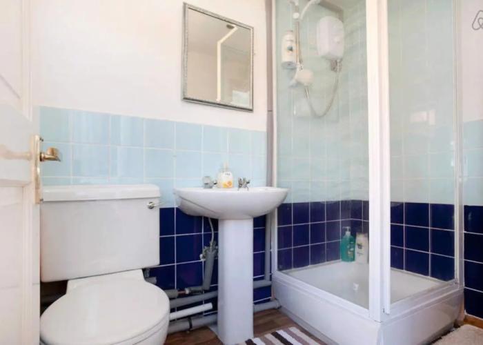 Two bedrooms self-contained flat with Free Parking - Flat 2