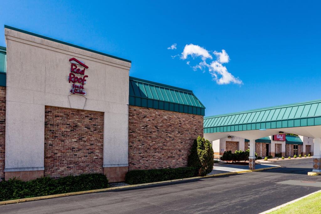 Red Roof Inn & Suites DeKalb