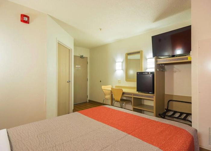 Motel 6 Whitby, ON - Toronto East