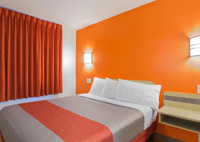 Motel 6 Whitby, ON - Toronto East