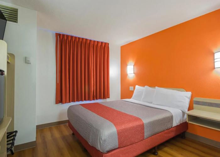 Motel 6 Whitby, ON - Toronto East