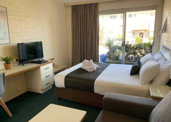 Crest Motor Inn