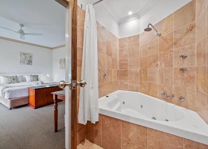 Oasis Inn Ulladulla - Guest 18 Years and Older