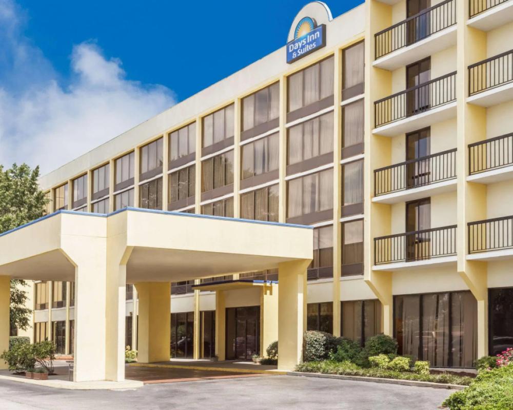 Days Inn & Suites by Wyndham SE Columbia Ft Jackson