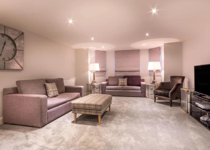 White Hart Hotel & Apartments