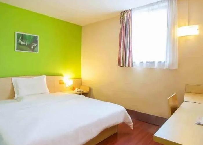 7Days Inn Chain Hotel (Shaoguan Fengcai Building Pedestrian Street)