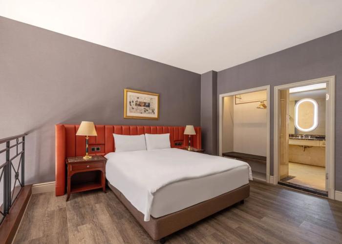 Lakeshore Hotel