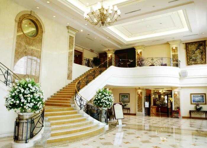 Lakeshore Hotel
