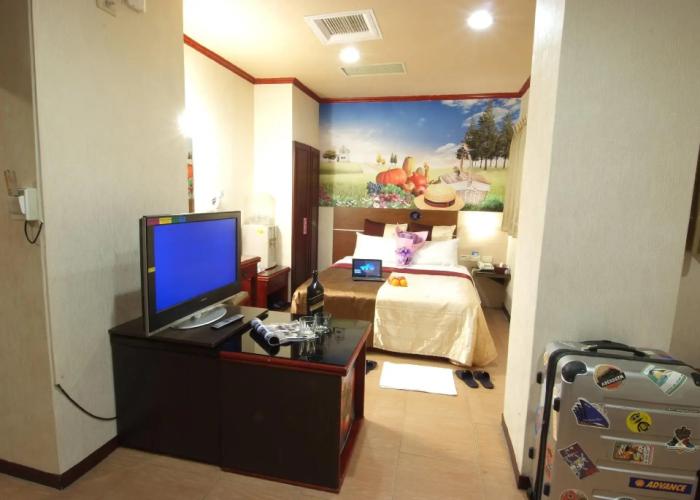 Golden Swallow Hotel