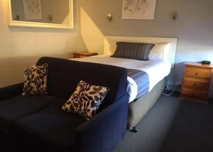 Nicholas Royal Motel