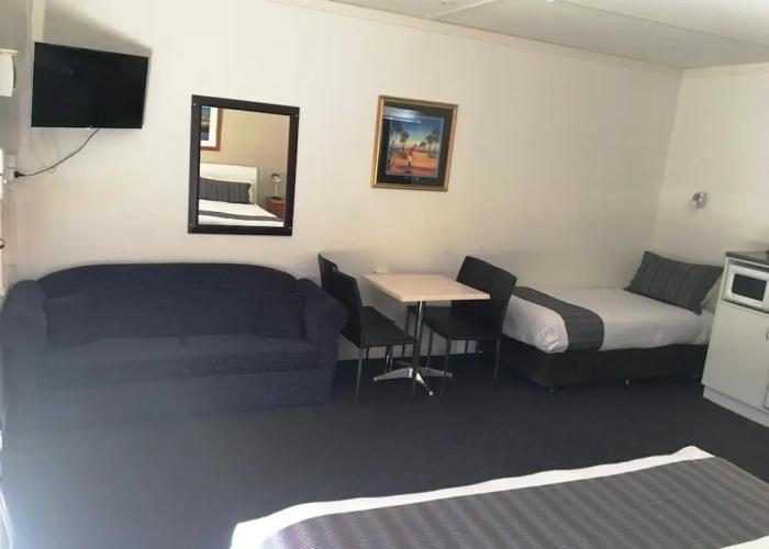 Nicholas Royal Motel