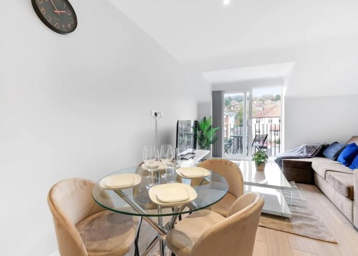 2 Bdrm Penthouse with parking Wycombe