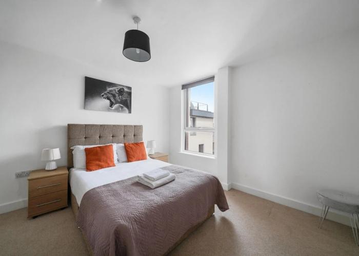 2 Bdrm Penthouse with parking Wycombe