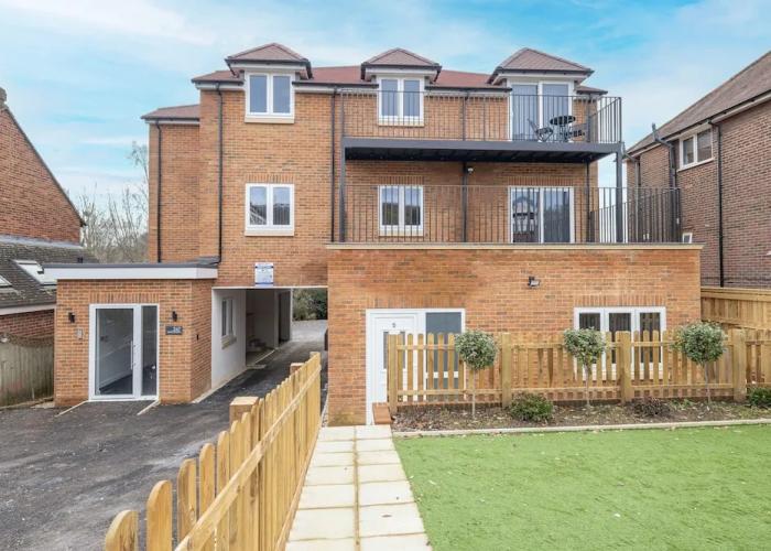 2 Bdrm Penthouse with parking Wycombe