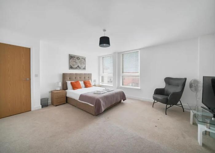 2 Bdrm Penthouse with parking Wycombe