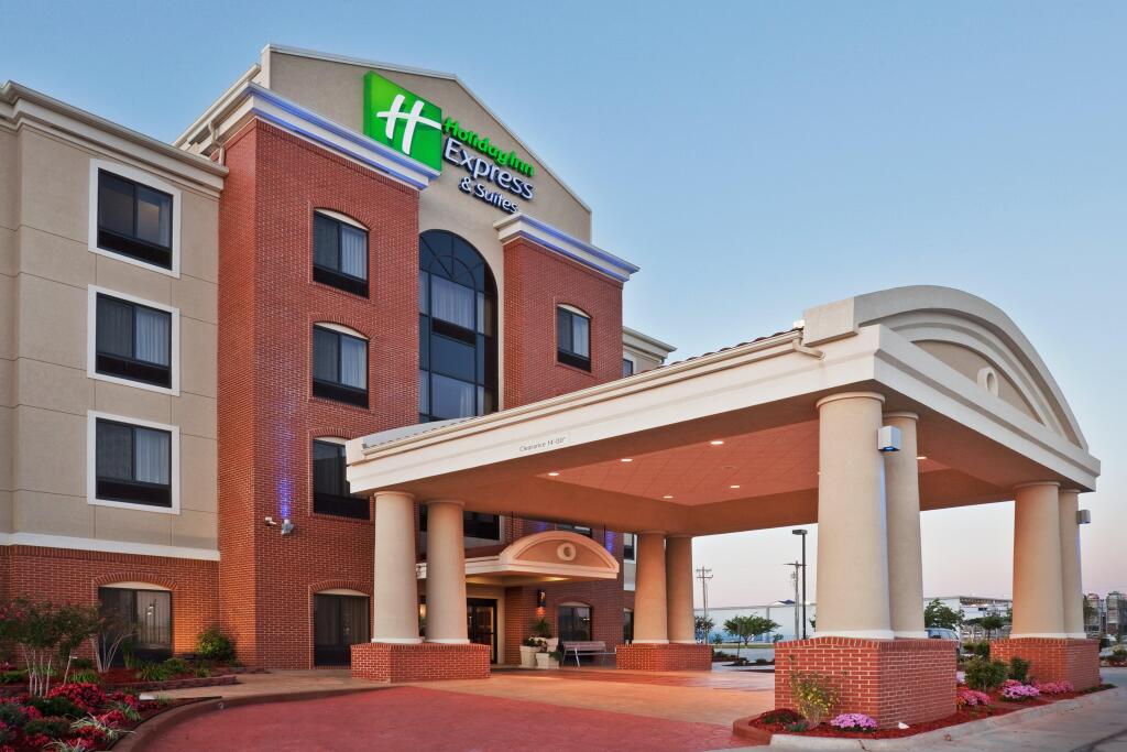 Holiday Inn Express & Suites Yukon by IHG
