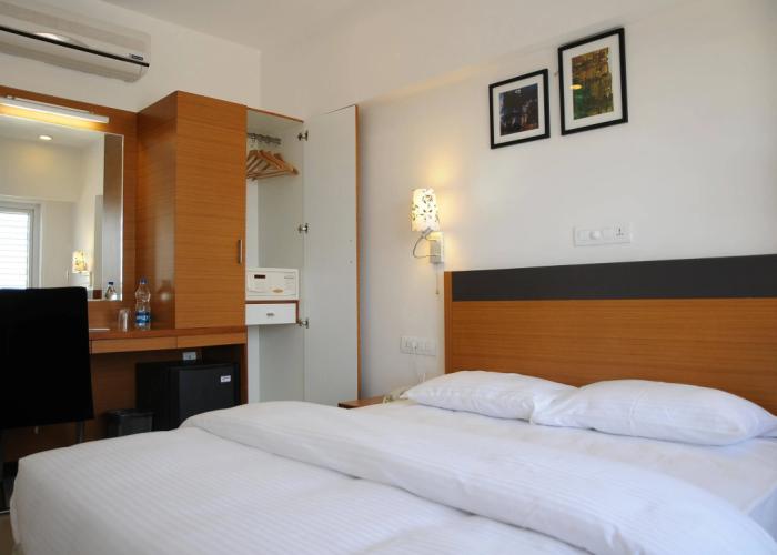 Hi5 Hotel & Experience