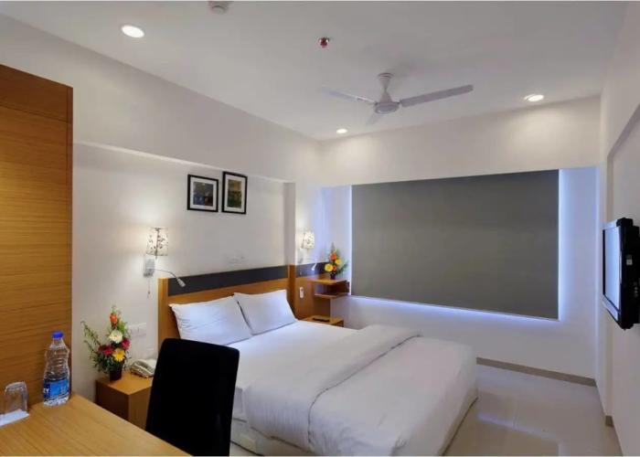 Hi5 Hotel & Experience