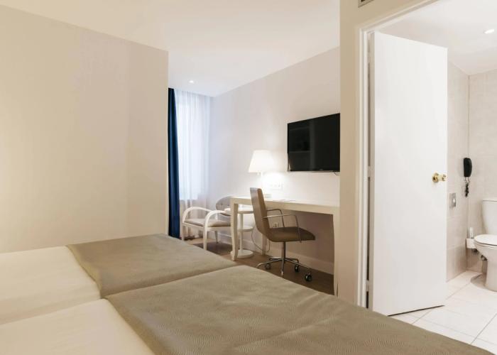 LATROUPE Grand Place Hostel