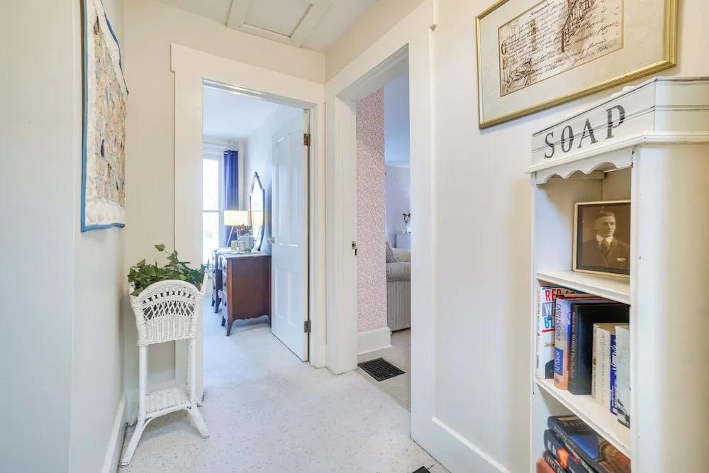 'the Porch House' Located in Historic Village