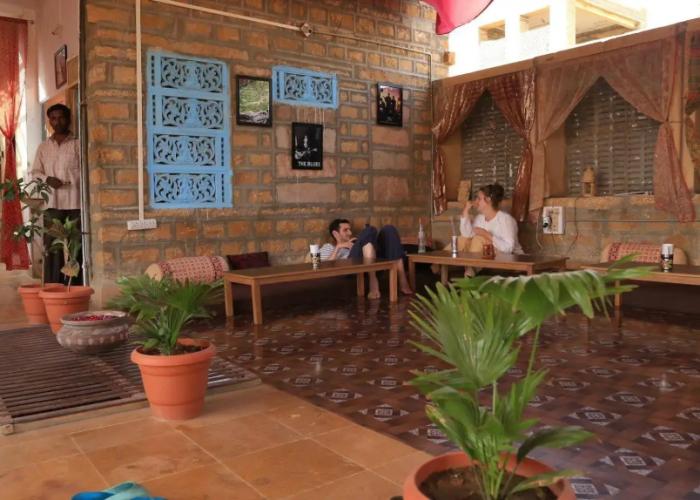 Arya Haveli Hotel