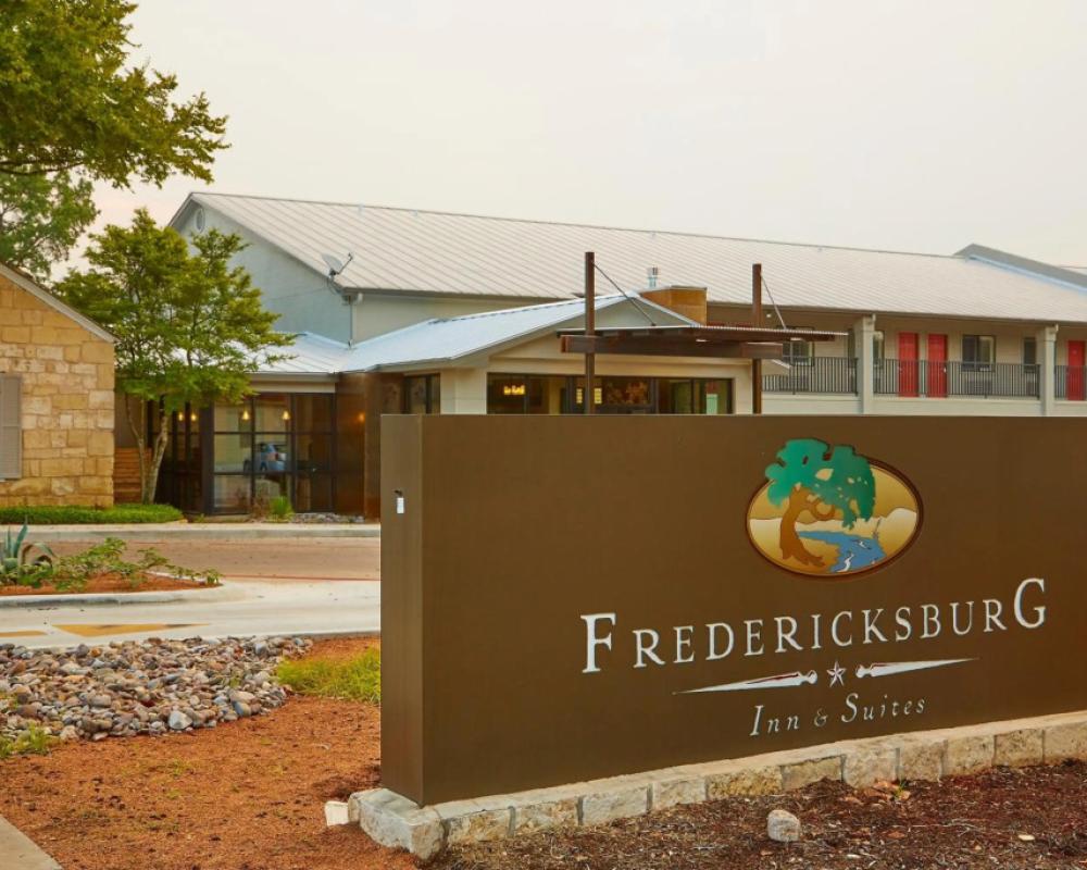Fredericksburg Inn & Suites