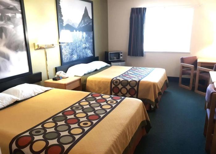 Super 8 by Wyndham Hamilton