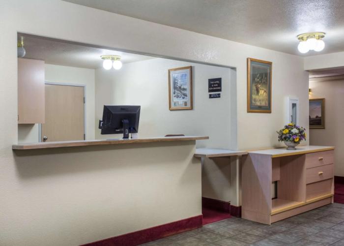 Super 8 by Wyndham Hamilton