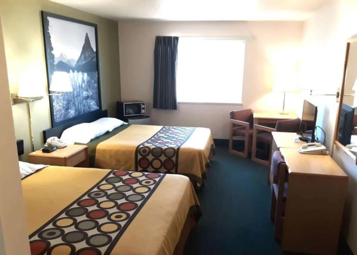 Super 8 by Wyndham Hamilton