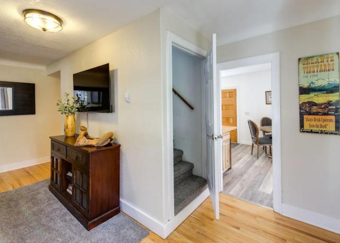 Charming Hamilton Hideaway: Half-mi to Main St!