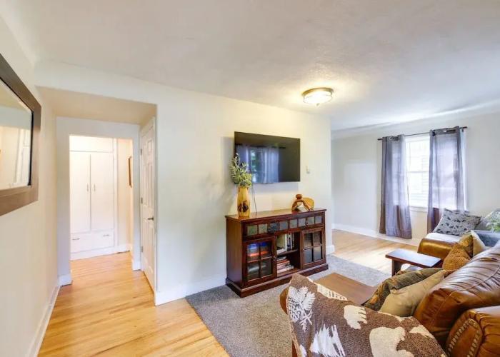 Charming Hamilton Hideaway: Half-mi to Main St!