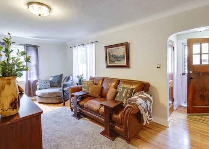 Charming Hamilton Hideaway: Half-mi to Main St!