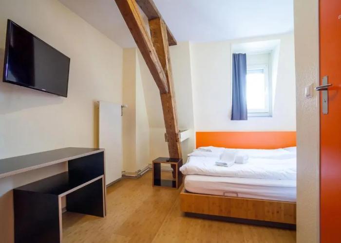 easyHotel Basel City - contactless self check-in