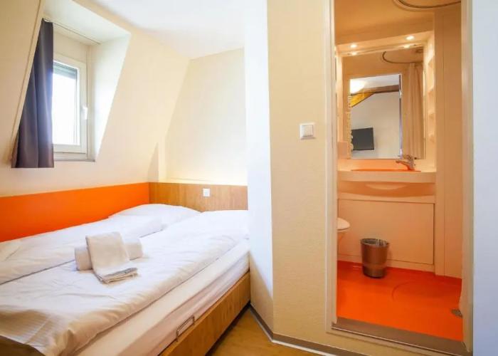 easyHotel Basel City - contactless self check-in